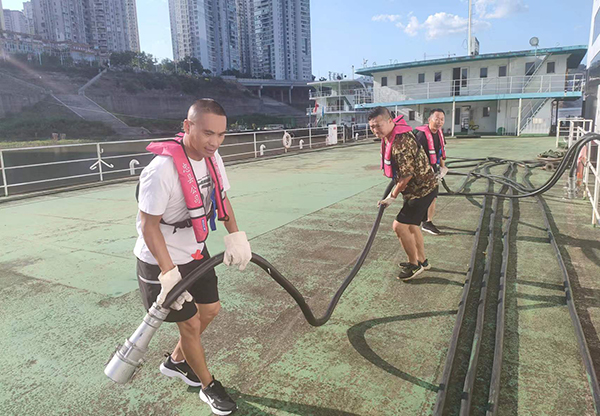 忠縣分公司游輪岸電搭接、船舶生活污水排岸創(chuàng)歷史新高2.jpg